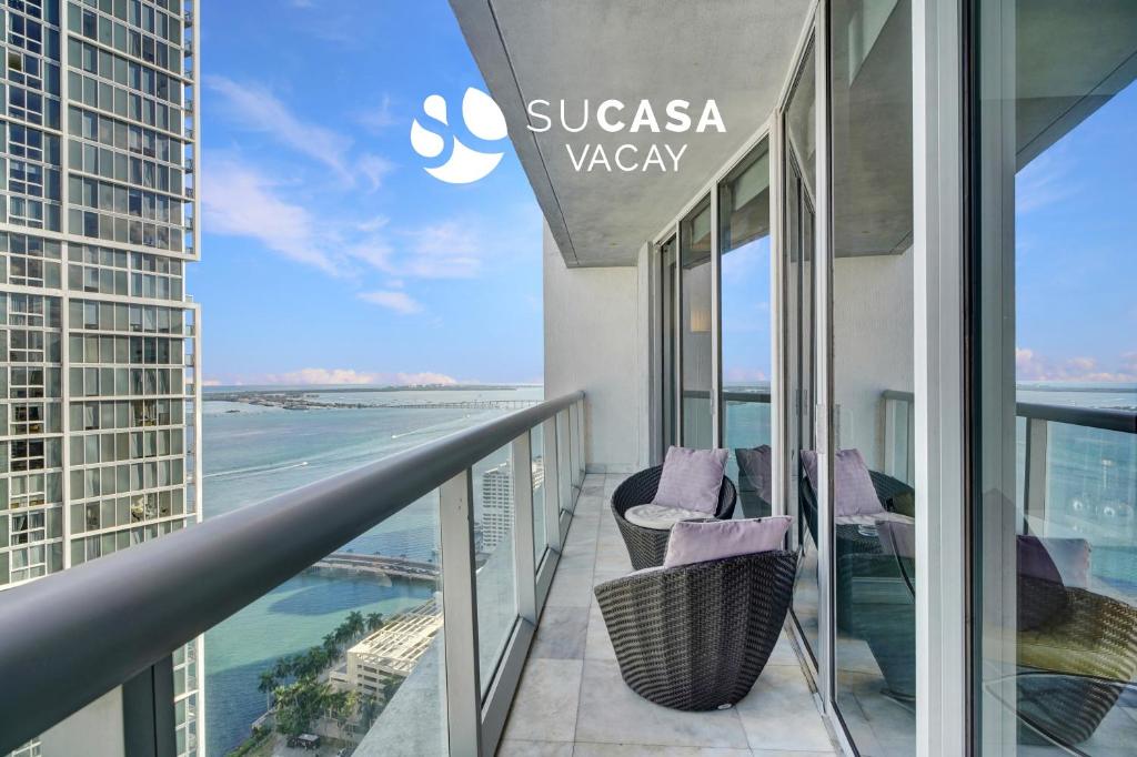 d'un balcon avec des chaises et une vue sur l'océan. dans l'établissement Lux 2BR - Water View - Pool - Spa - FREE Parking, à Miami