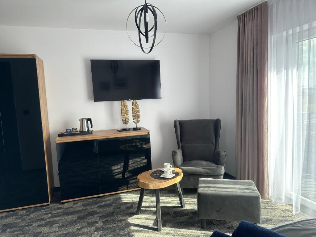 TV a/nebo společenská místnost v ubytování Marina Resort Chłopy