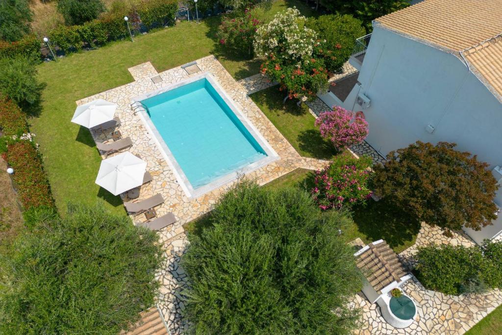 uma vista superior de uma piscina num quintal em Skales Villas em Almiros Beach