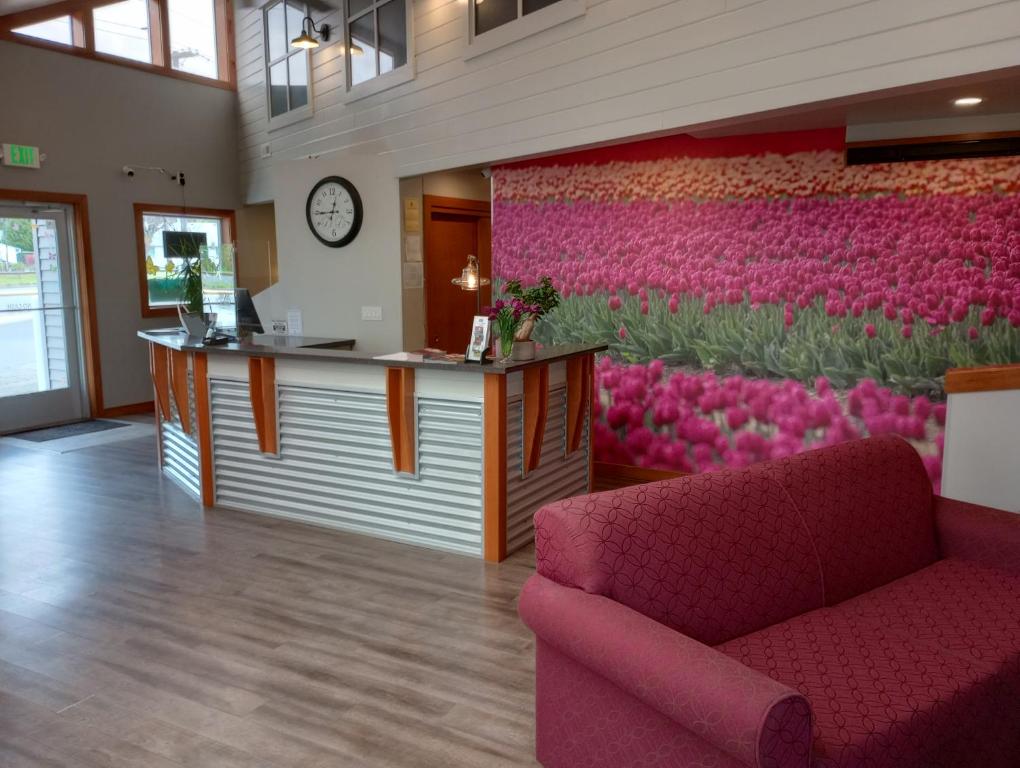 Una sala de espera con tulipanes rosas en la pared. en Cocusa Motel, en Burlington