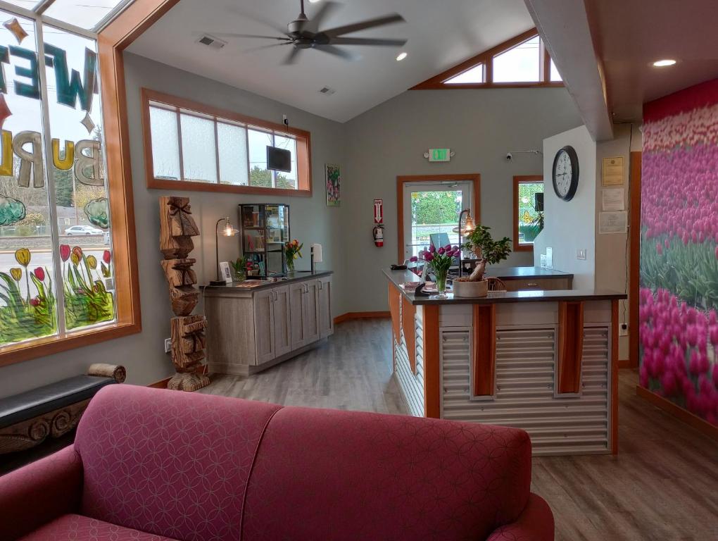 a living room with a pink couch and a counter at Cocusa Motel in Burlington