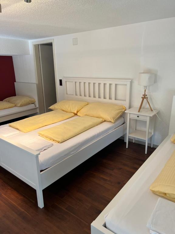 una camera da letto con un grande letto bianco con lenzuola gialle di APARTMENT PETER a Interlaken