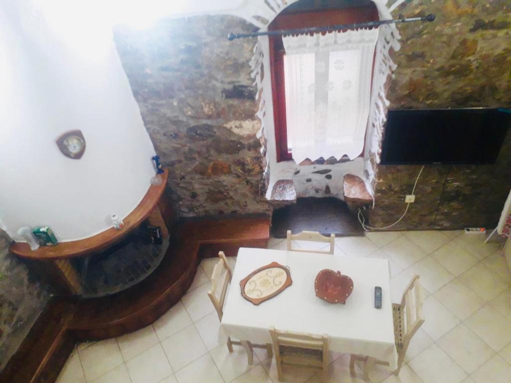 an overhead view of a room with a table and a tub at Mastic castle house in Mestá