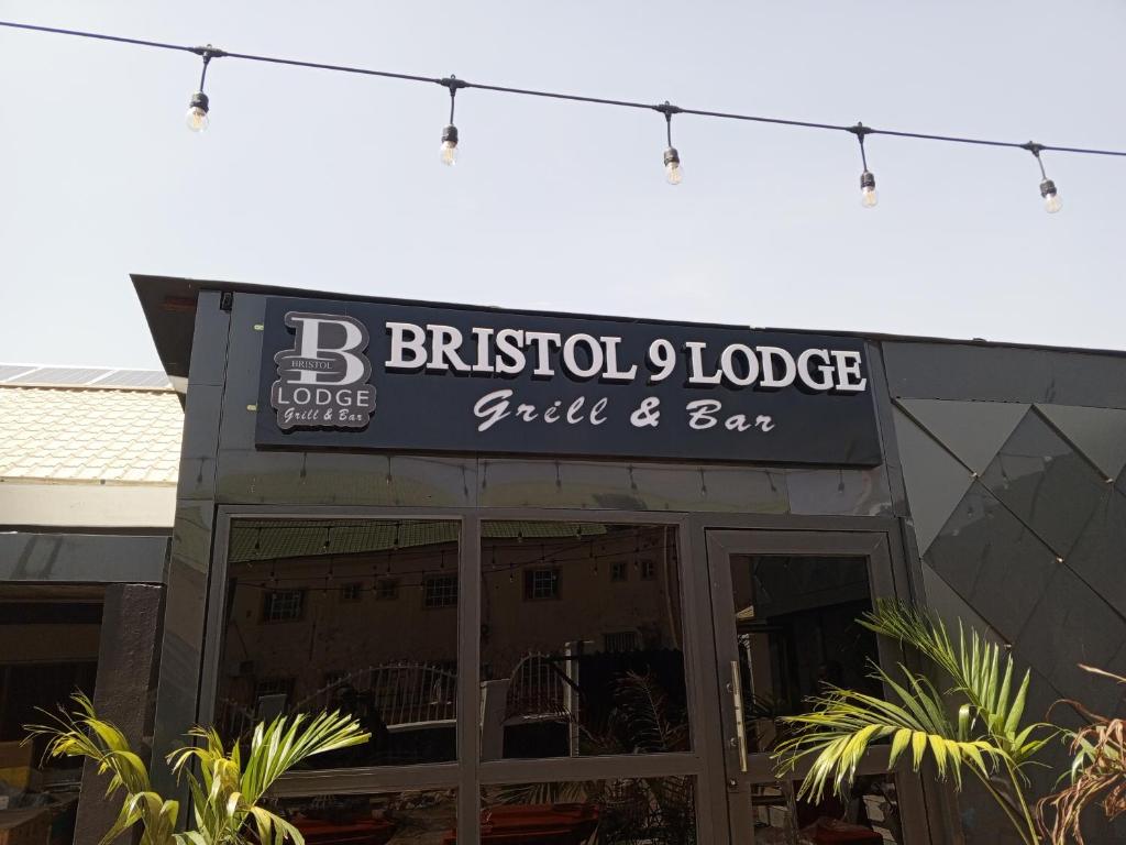 アブジャにあるBristol 9 Lodge grill and barの英国式の小屋の看板のある建物