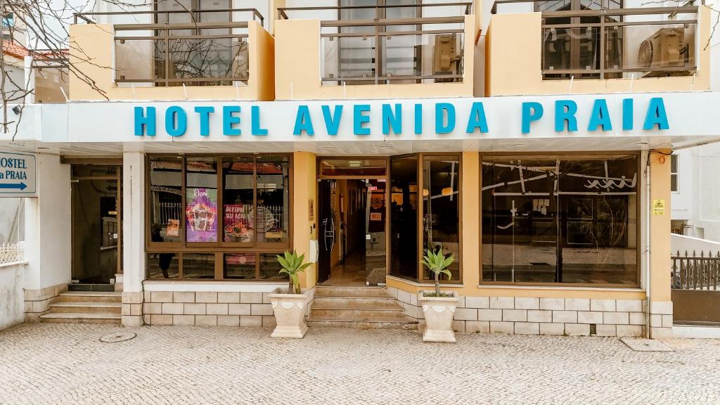 un hotel avalida plaza con un cartello sopra di Hotel Avenida Praia a Portimão