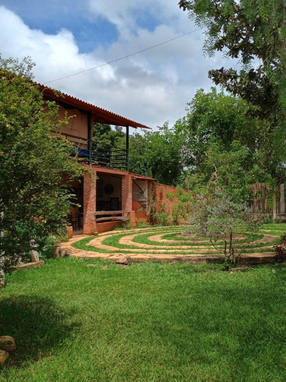uma casa com jardim e relvado em Hostel Vila Mamulengo em Alexânia