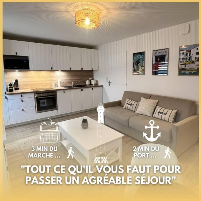 un salon avec un canapé et une table dans l'établissement Le Phare de la Coubre, à Saint-Martin-de-Ré