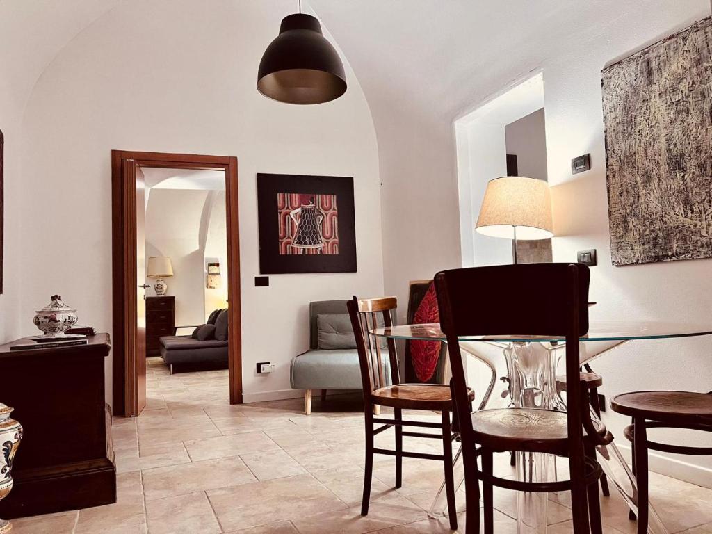 un soggiorno con un tavolo di vetro e un divano di Questa casa non è un albergo a L'Aquila