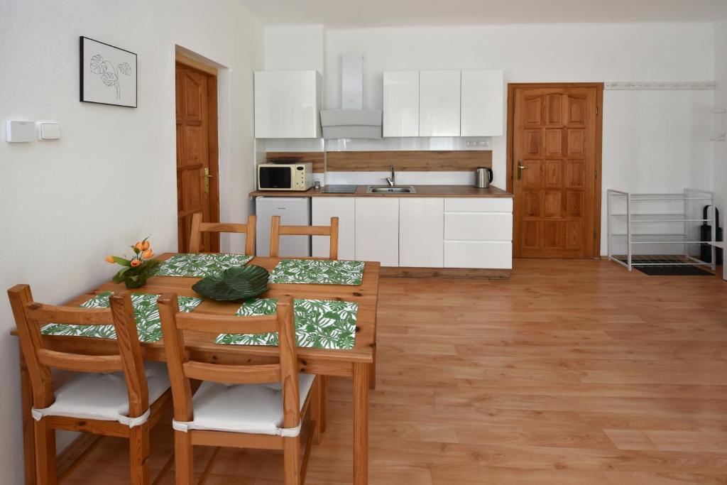 Kuchyň nebo kuchyňský kout v ubytování Apartmany ZEA