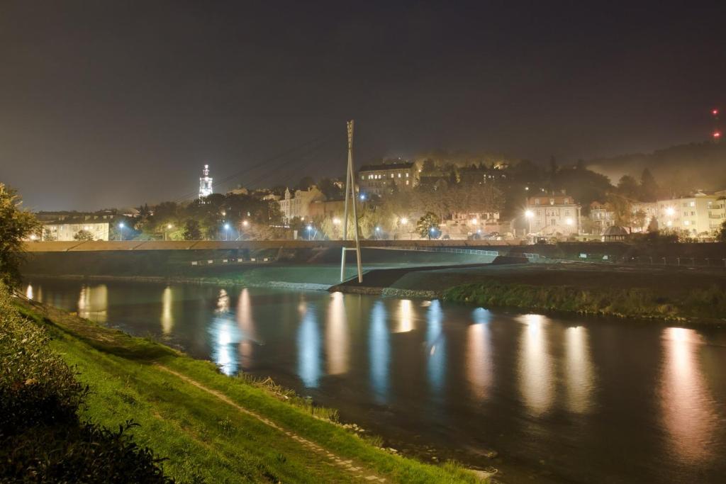 Výhled na řeku, která protéká v blízkosti apartmánu