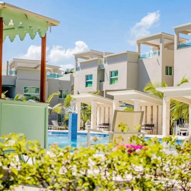 プンタ・カナにあるExclusive Villa * private Beach and Housekeepingのスイミングプール付きのヴィラを望めます。