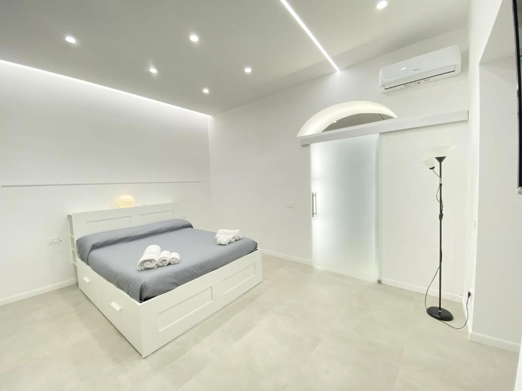una camera bianca con un letto di A casa Mia (imbriani77) a Napoli