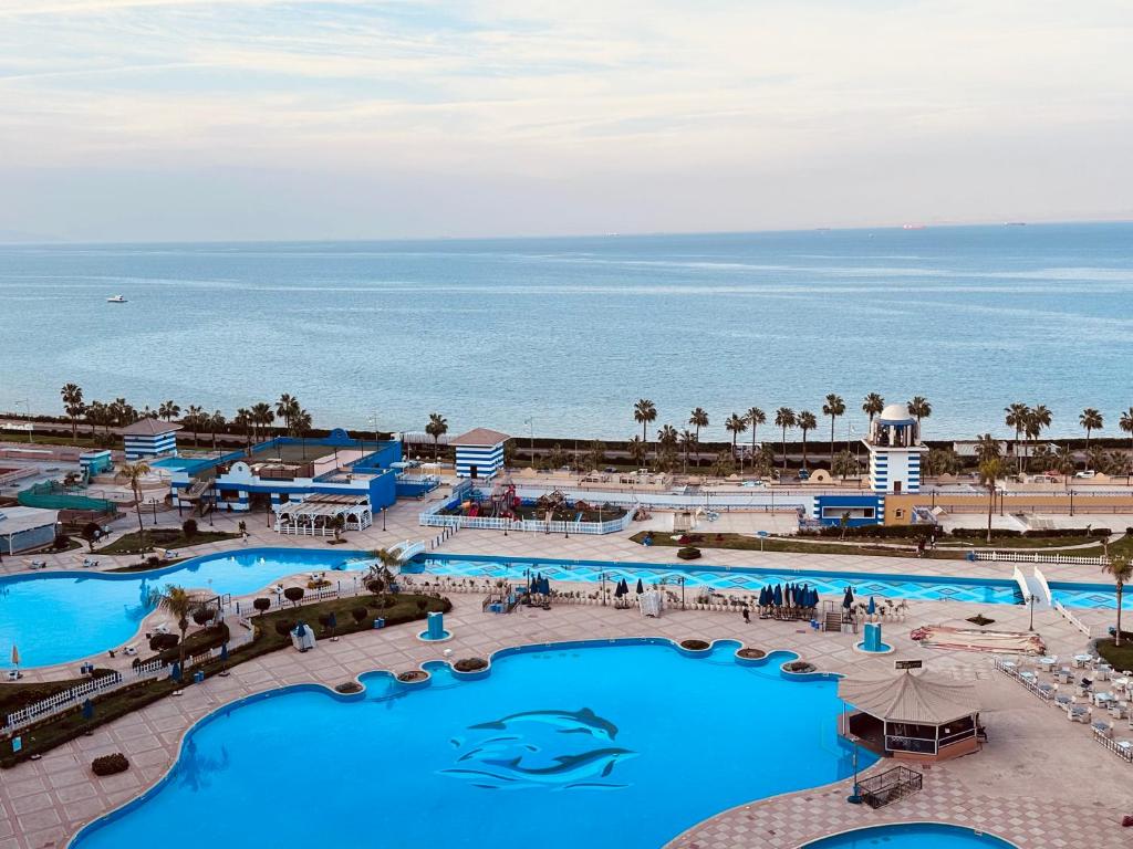 einem Luftblick auf ein Resort mit zwei Pools und dem Meer in der Unterkunft Porto Sokhna Pyramids Sea Viwe For Familis in Ain Suchna