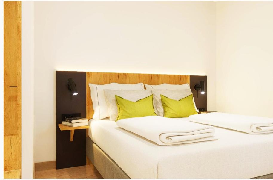 - une chambre avec 2 lits et des oreillers jaunes dans l'établissement Motel Sleep Inn, à Töging am Inn