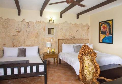 um quarto com duas camas num quarto em Boutique Colonial House Hotel em Santo Domingo