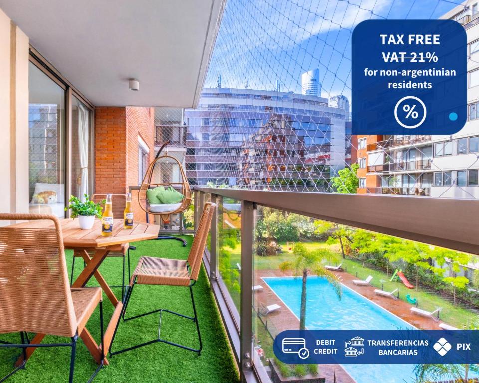 d'un balcon avec une table, des chaises et une piscine. dans l'établissement Luxury Apartments in Puerto Madero, à Buenos Aires