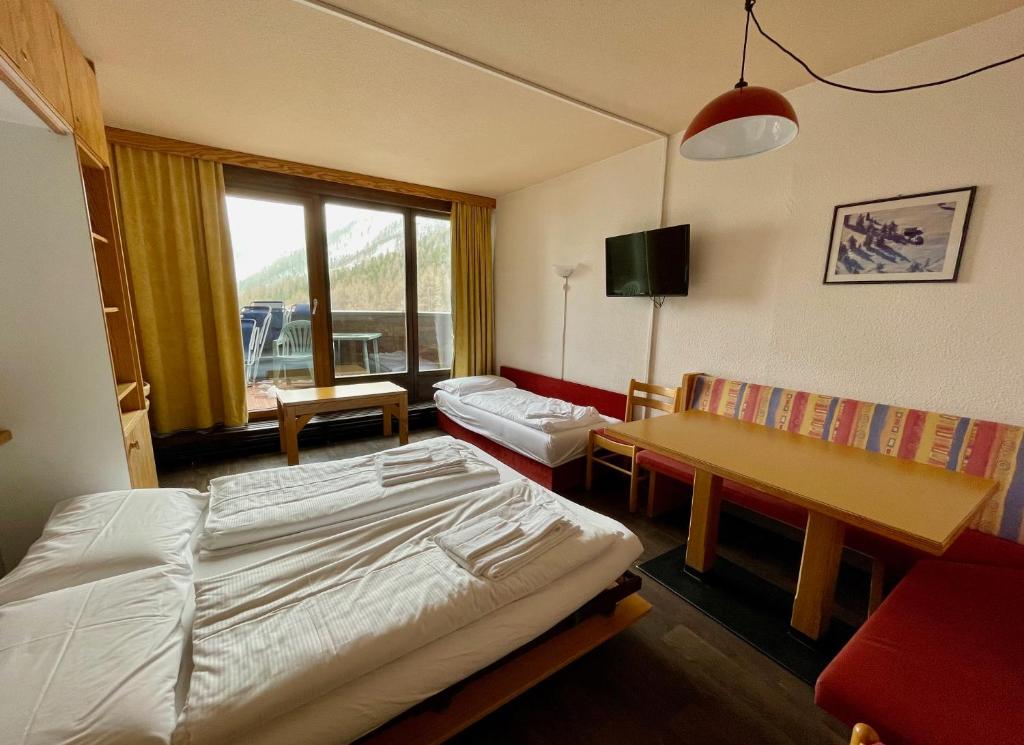 - une chambre avec un lit, une table et un canapé dans l'établissement Maso Corto Alpine Adventure, à Maso Corto