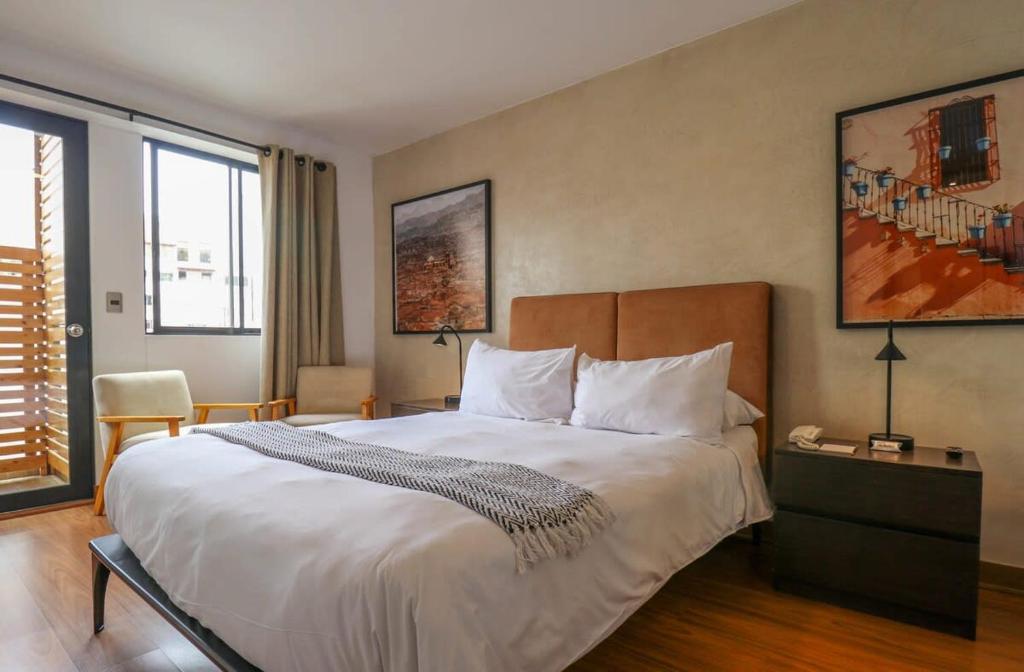 1 dormitorio con 1 cama grande en una habitación en Astonishing 2BR With OCEAN View, en Lima