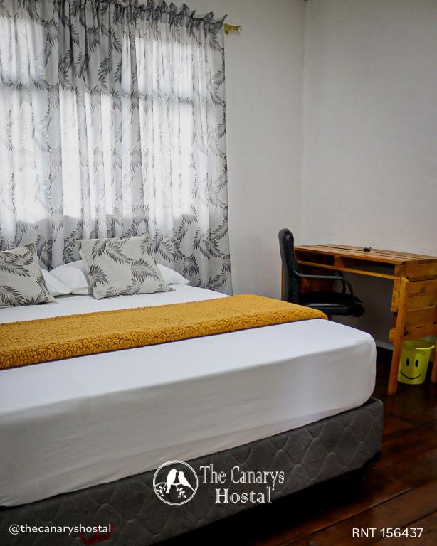 Postel nebo postele na pokoji v ubytování The Canarys Hostal