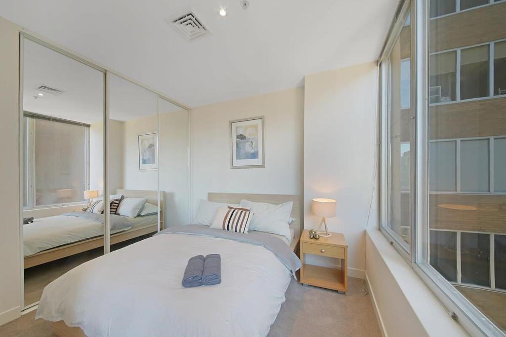 Ліжко або ліжка в номері A Comfy & Central 2BR Apt Near Flinders Station