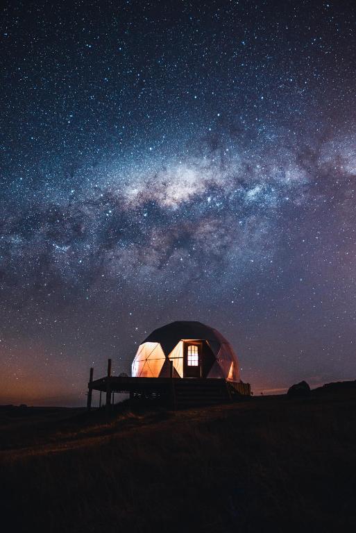 a dome tent in the middle of the desert at night at Glamping Atmosphera in Cambará