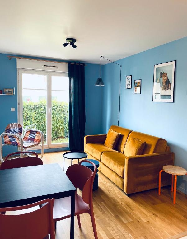 un salon avec un canapé et une table dans l'établissement Be My Guest - Proche Disneyland Paris, à Quincy-Voisins