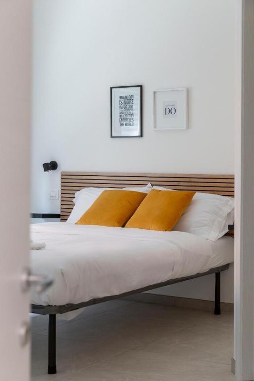 Postel nebo postele na pokoji v ubytování Shiny Rooms Verona