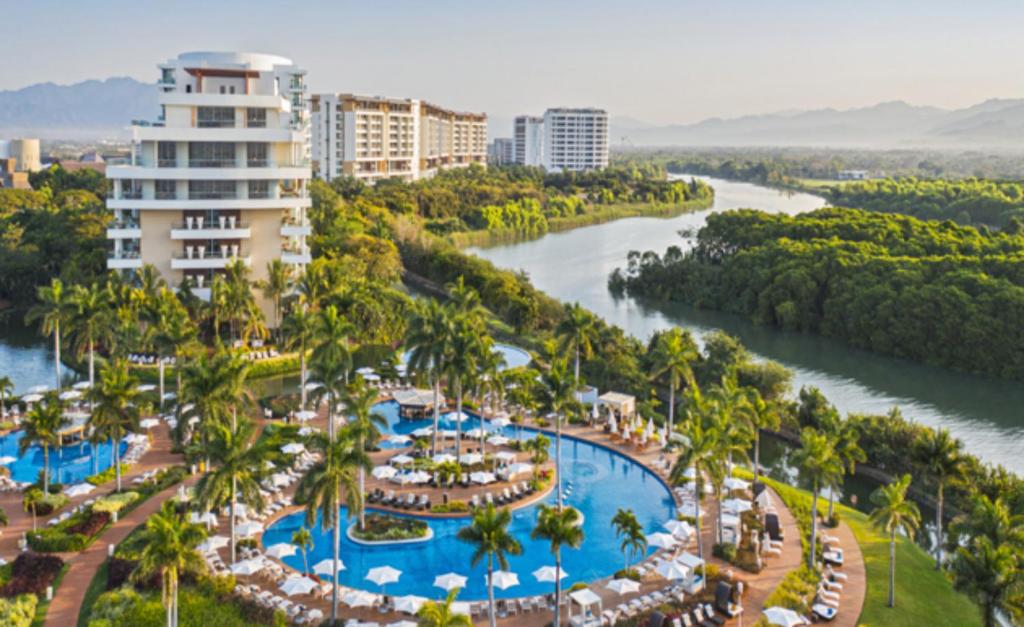 巴亞爾塔港的住宿－Luxury Beachfront Suites With Private Pool，享有河流度假胜地的空中景致