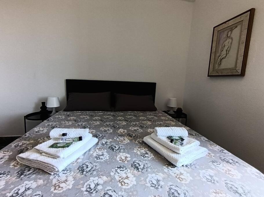 ein Schlafzimmer mit einem Bett mit Handtüchern darauf in der Unterkunft [Forti Genova-Free Parking] Castellaccio Apartment 2 in Genua
