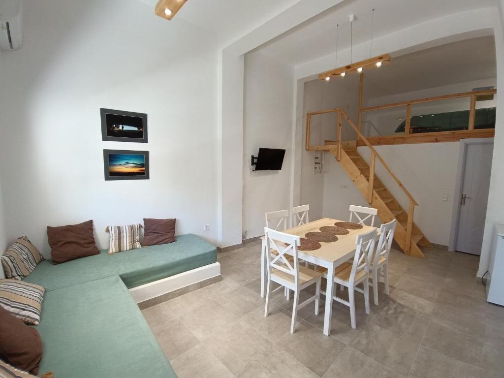 Μια τηλεόραση ή/και κέντρο ψυχαγωγίας στο Tinos youth apartment