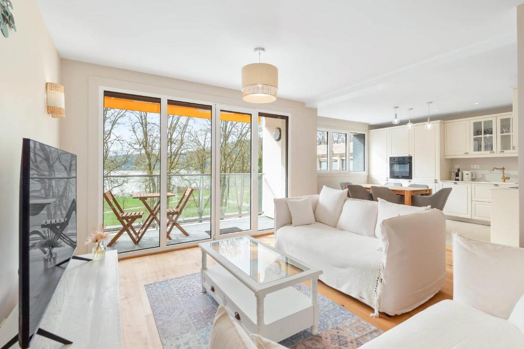 - un salon avec un canapé blanc et une table dans l'établissement LE PAQUIER - Appartement de standing près du lac, à Annecy