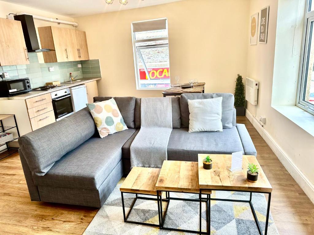 ein Wohnzimmer mit einem Sofa und einem Tisch in der Unterkunft DVMescape flat1 in Bristol