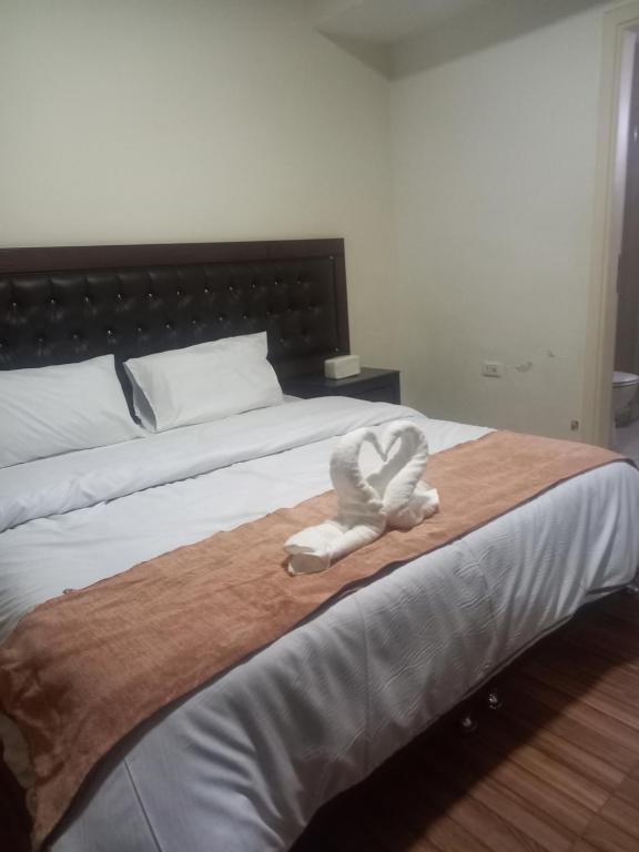 سهول الكرمل للشقق الفندقية tesisinde bir odada yatak veya yataklar