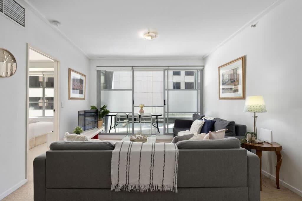 Area soggiorno di A Comfy 2BR Apt for 7 Next to Darling Harbour