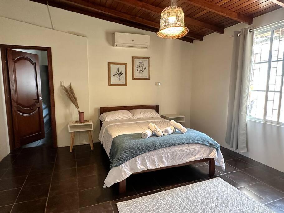 een slaapkamer met een bed met 2 kussens erop bij Alojamiento céntrico en Puyo in Puyo