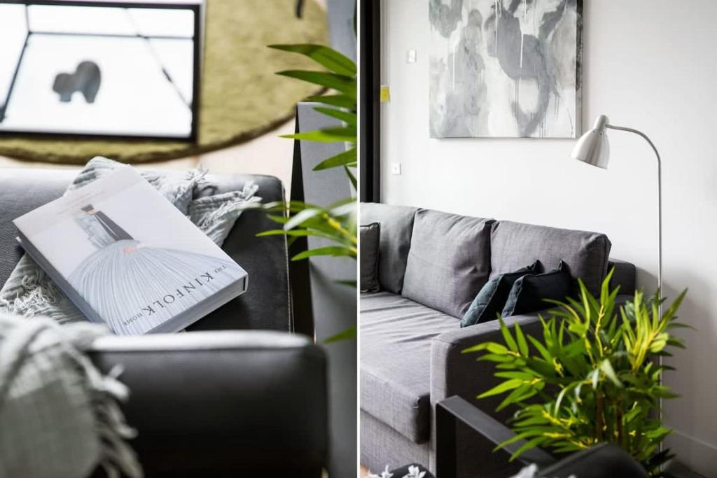 ein Wohnzimmer mit einem Sofa und einem Tisch mit einem Buch in der Unterkunft A Lux & Cozy 2BR Apt in the Heart of Chapel Street in Melbourne