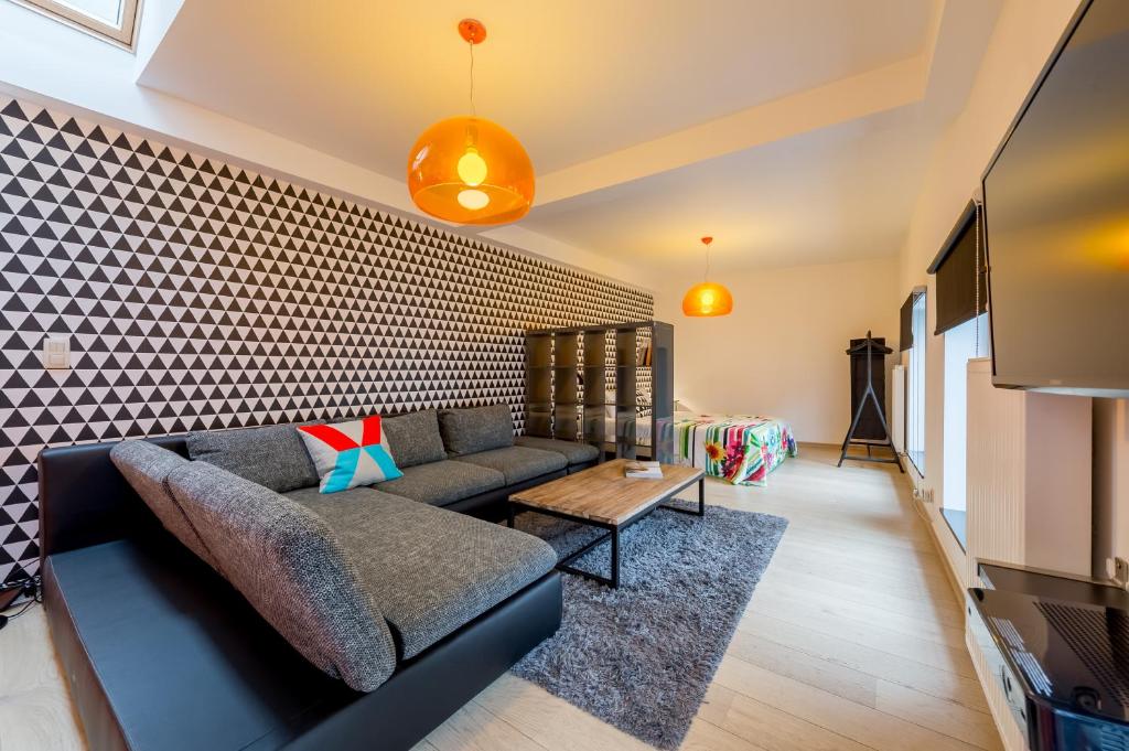 un soggiorno con divano e tavolo di Smartflats City - Brusselian a Bruxelles