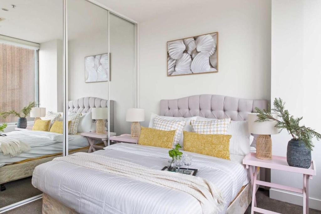 A bed or beds in a room at A Cozy 2BR Apt on Collins Near Flinders Station