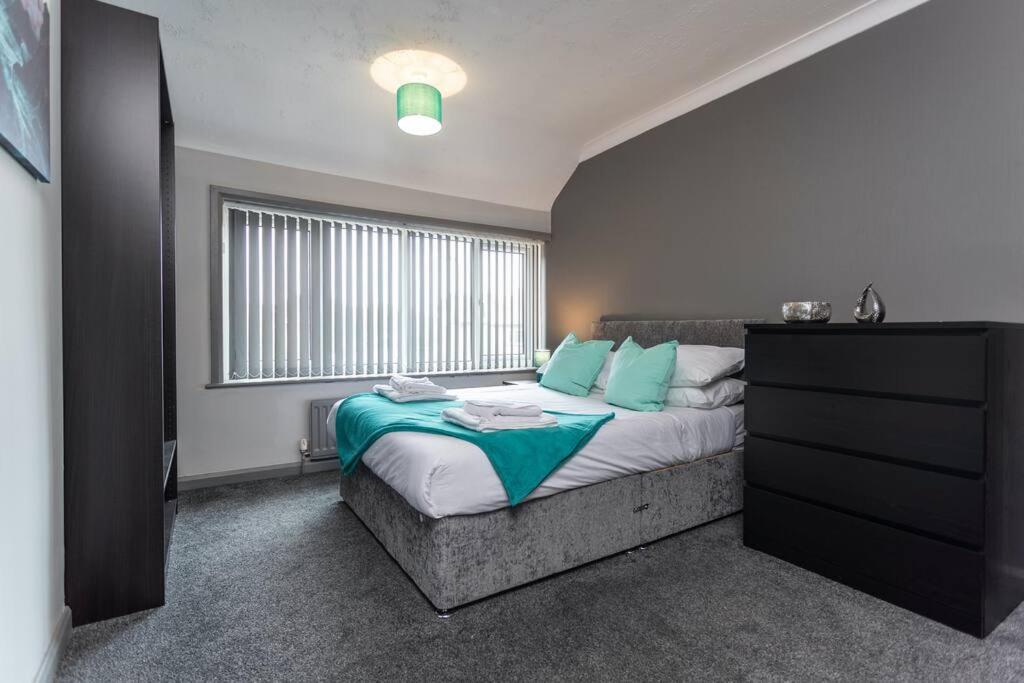 um quarto com uma cama grande e uma janela em Stylish House - Close to City Centre - Free Parking, Super-Fast Wifi and Smart TVs by Yoko Property em Middlesbrough