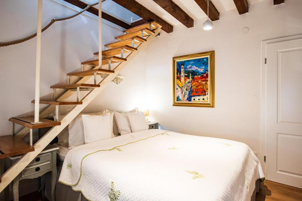 Old Town City Center Apartments - 6