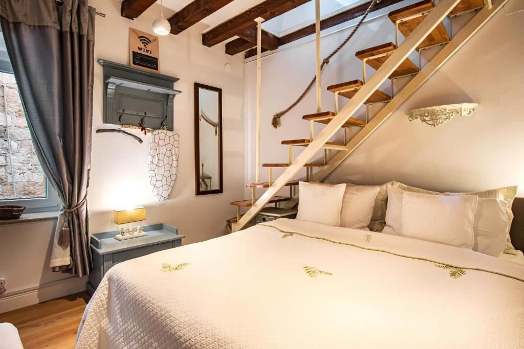 Old Town City Center Apartments - 5