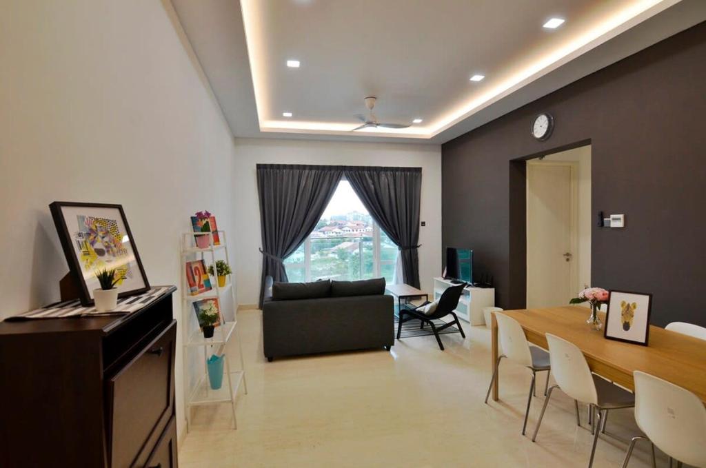 uma sala de estar com um sofá, uma mesa e cadeiras em Comfy 2BR TriTower Suite next to JB CIQ, JBCC & Capri em Johor Bahru