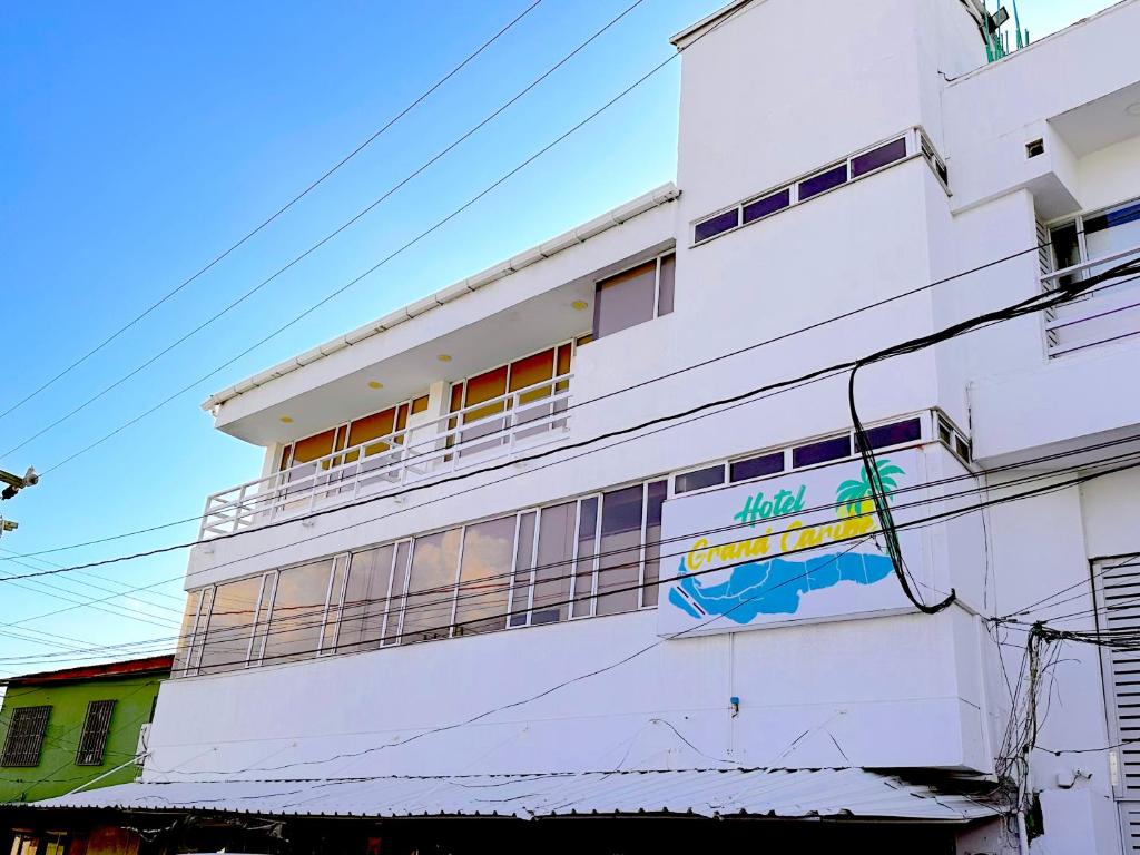 un edificio blanco con un cartel en el costado en Hotel Grand Caribe en San Andrés