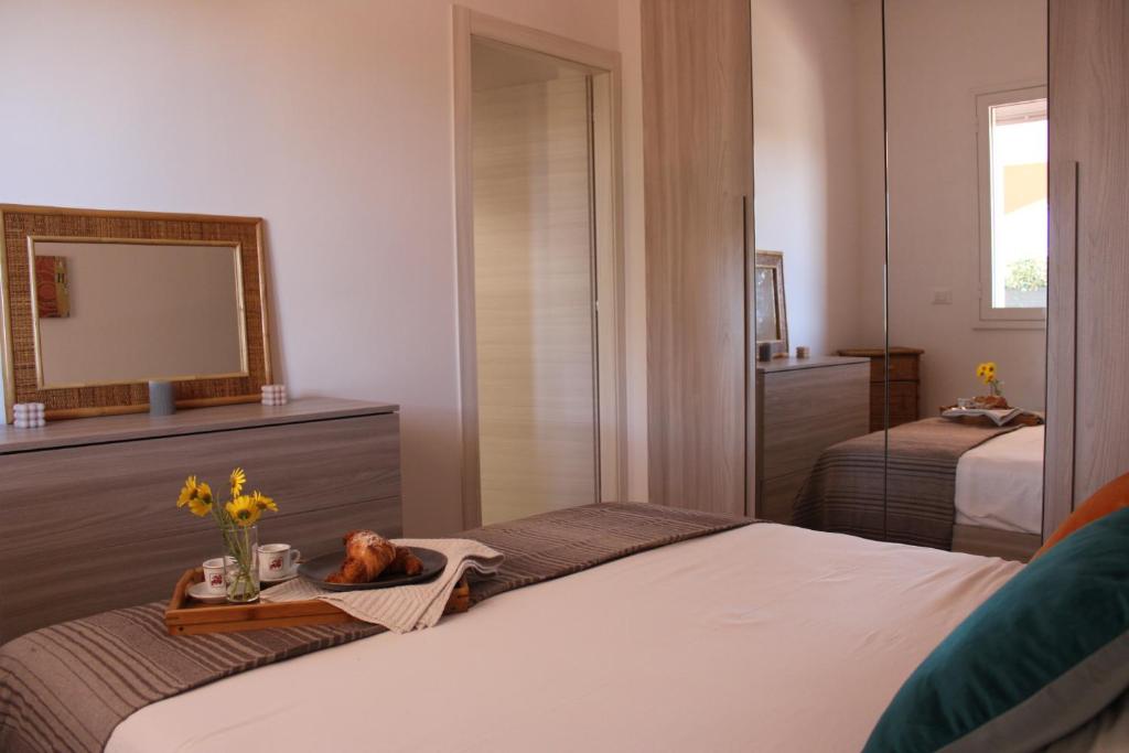 Habitación de hotel con cama y espejo en Villa Luigi, en Arenella