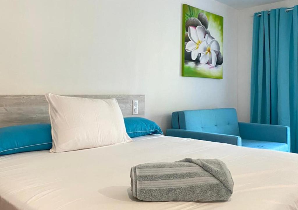 un letto bianco con un asciugamano sopra di Mareta Lodge - studio TAHI 1 a Bora Bora