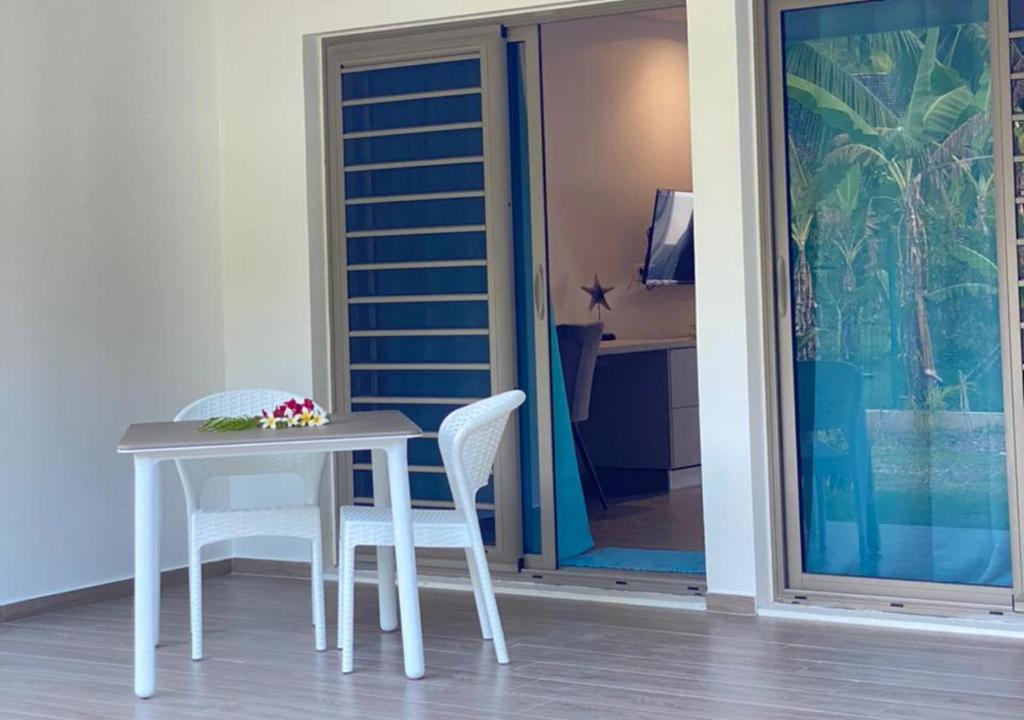 un tavolo bianco con sedie in una stanza di Mareta Lodge - studio TAHI 1 a Bora Bora