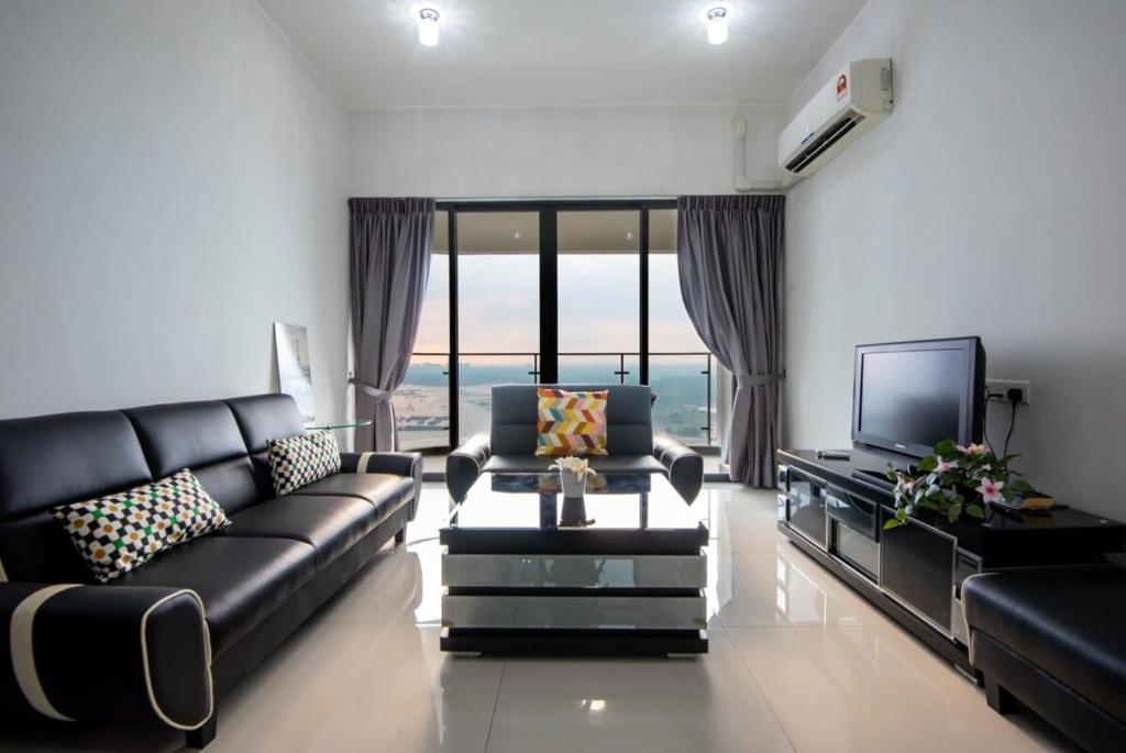 O zonă de relaxare la Chic 3BR in Danga Bay with Water Views & Parking