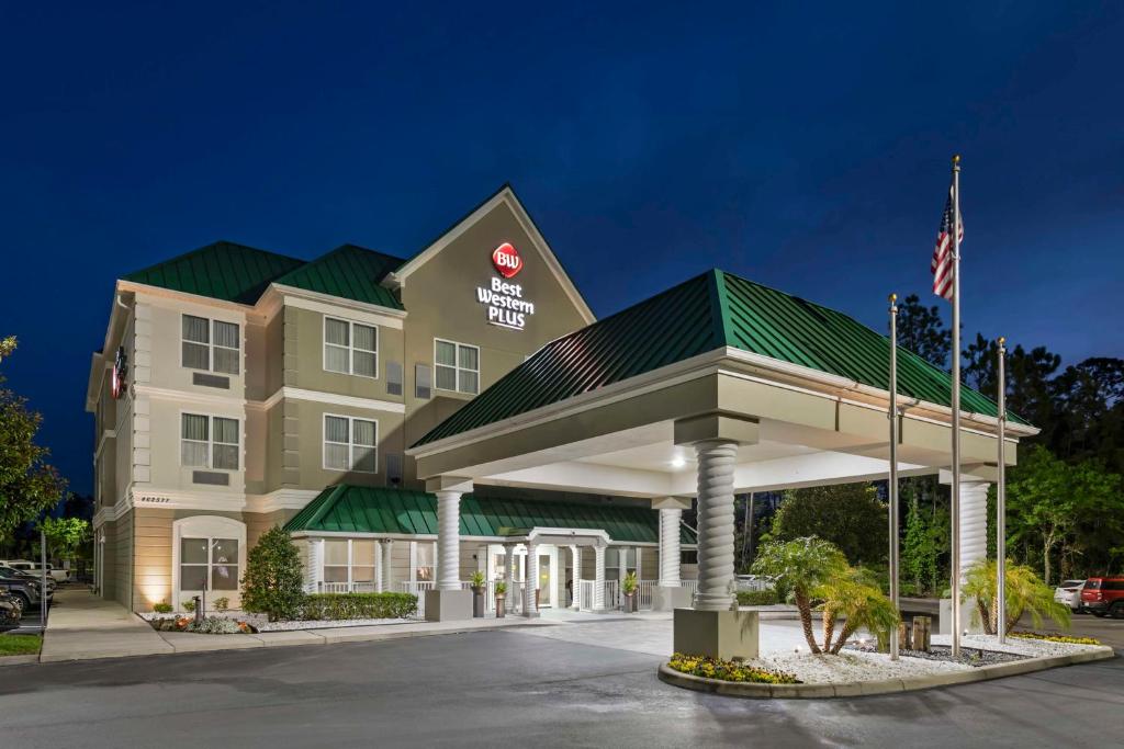 Best Western Plus First Coast Inn and Suites في يولي: تقديم فندق فيه محطة بنزين