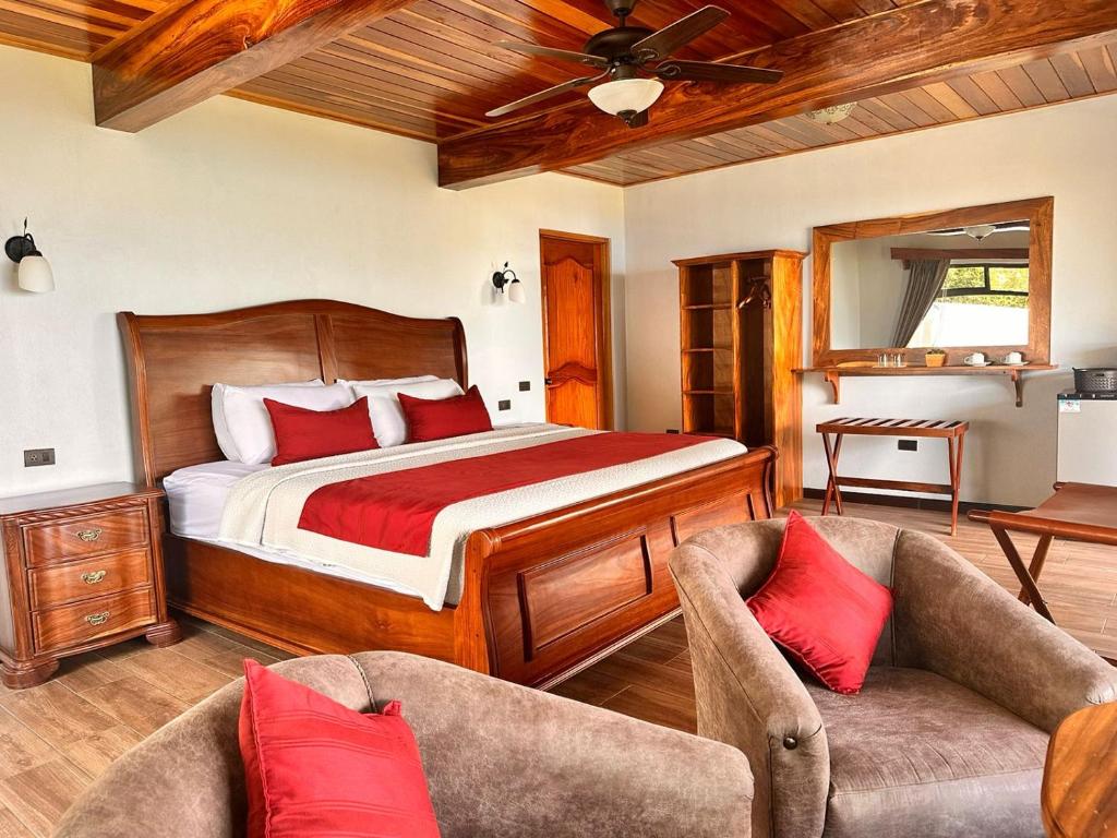 Säng eller sängar i ett rum på Hotel Trópico Monteverde