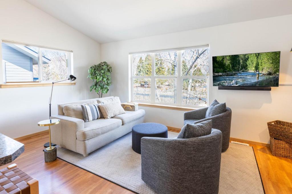 a living room with two chairs and a couch at Cozy Hailey Haven in Hailey